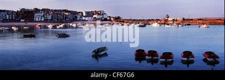 Kleine Boote in St Ives Harbour in der Abenddämmerung. Stockfoto