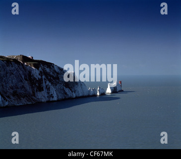 Die Nadeln Kreide Stacks mit Leuchtturm auf der Isle Of Wight. Die Bildung hat seinen Namen von einem nadelförmigen Säule genannt Stockfoto