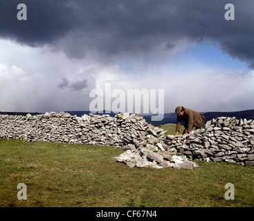 Trockenen Waller Befestigung Wand aus Stein. Trockenen Stein ist eine Methode, um Strukturen zu bauen, ohne Mörtel mit dem äußeren Gewicht, das drückt in Stockfoto