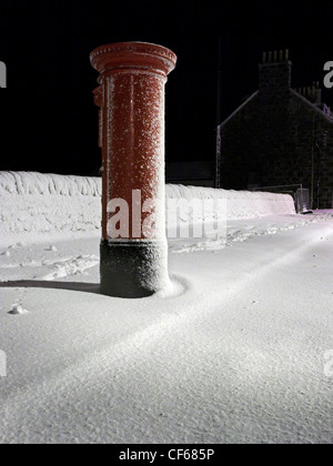 Schneebedeckte Briefkasten am Lerwick auf den Shetland. Stockfoto