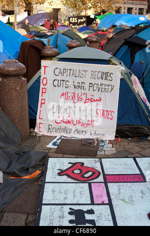 Anti-Kapitalismus-Banner angezeigt in den camping Zelten von Londoner Börse besetzen Demonstranten gegenüber der St. Paul Kathedrale. Stockfoto