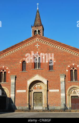 Blick auf die Kirche St. Eustorgio gegen blauen Himmel, Mailand, Lombardei, Italien Stockfoto
