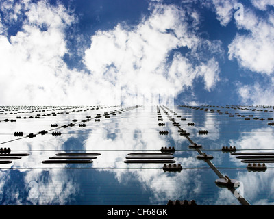 Reflexionen der Wolken auf der Urbis Centre in Manchester. Stockfoto