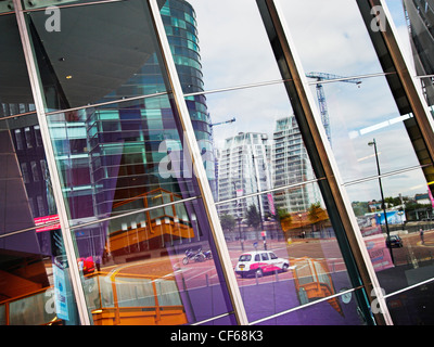 Reflexionen in den Fenstern der Lowry Centre in Manchester. Stockfoto