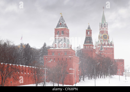 Kreml schlagende Uhr Spasskaja-Turm in Moskau im Winter bei Schneefall Stockfoto