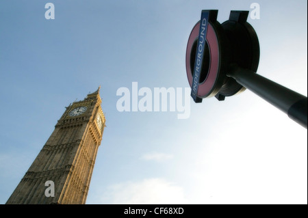 Blickte zu Big Ben. Der Name bezieht sich Big Ben eigentlich nicht auf den Uhrturm selbst, sondern um die dreizehn Tonnen-Glocke hing innerhalb Stockfoto