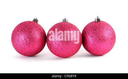 Drei rote Christbaumkugeln liegt im Bereich isoliert auf weiss Stockfoto