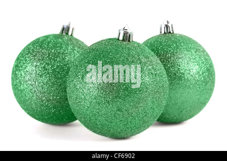 Nahaufnahme von drei grünen Weihnachtsbaum Kugeln isoliert auf weiss, Fokus auf vorderen ball Stockfoto