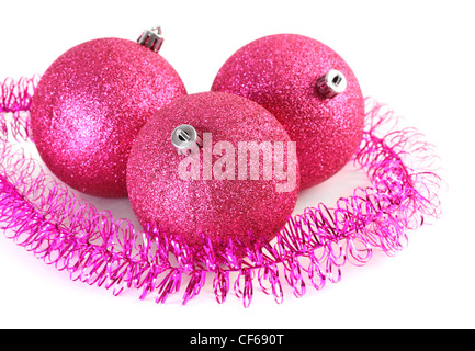 Draufsicht der drei rote Christbaumkugeln umgeben von lila Lametta, Fokus auf vorderen ball Stockfoto