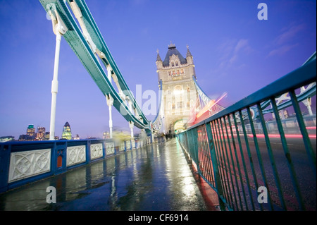 Tower Bridge bei Nacht. Im Jahre 1894 fertiggestellte dauerte es acht Jahre, fünf große Bauunternehmer und der unermüdlichen Arbeitskraft der 432 Konstrukt Stockfoto