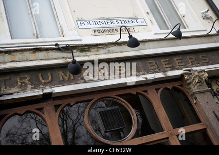 Beschilderung einer typischen alten Osten Ende Gastwirtschaft in der Fournier Street. Stockfoto