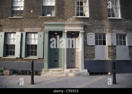 Außenansicht der Fensterläden auf einer frühen georgianischen Gebäude in der Fournier Street. Stockfoto