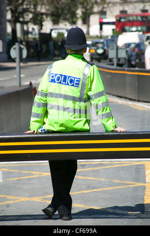 Ein Metropolitan Police Constable eine hohe Sichtbarkeit Uniform und Helm tragen. Die Metropolitan Police ist Londons größte beschäftigen Stockfoto