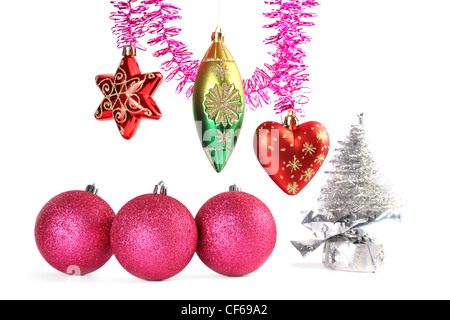 Verschiedene bunte Christbaumschmuck und Lametta isoliert auf weiss Stockfoto