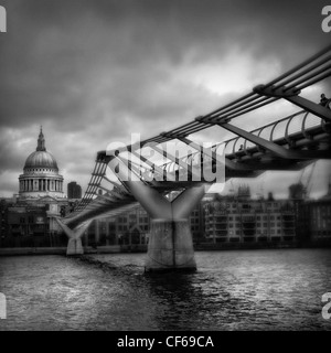 Die Themse und die Millennium Bridge. Die Brücke ist die erste Fußgängerzone Fluss-Überquerung der Themse im Zentrum von London Stockfoto