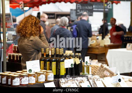 Eine Innenansicht von Ständen und Kunden im Borough Market. Stockfoto