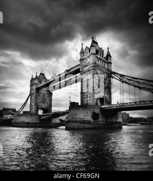 Ein Blick in Richtung Tower Bridge. Erbaut im Jahre 1894, dauerte es acht Jahre, fünf große Bauunternehmer und die unermüdliche Arbeit der 432 construc Stockfoto