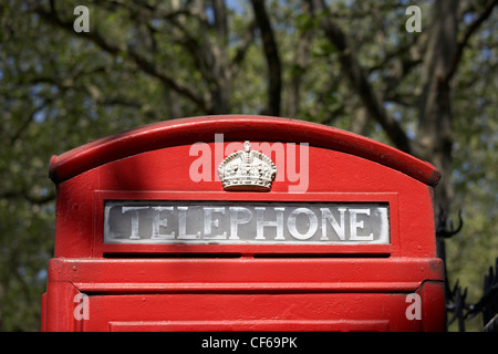 Oben auf eine traditionelle rote Telefonzelle an Londons South Bank. Stockfoto