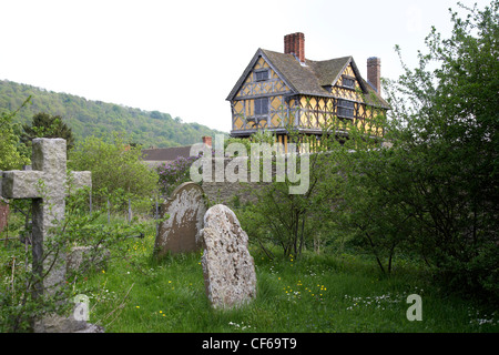 Blick über den Friedhof zu Stokesay Castle Torhaus in Shropshire. Stockfoto