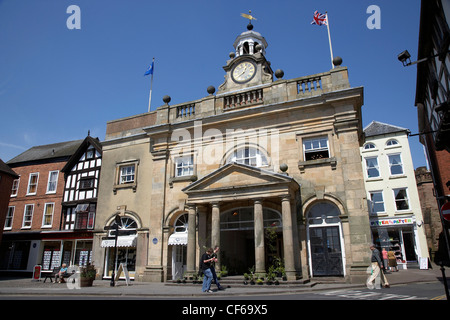 Außenansicht der georgischen Architektur auf dem Buttermarkt in Ludlow. Stockfoto