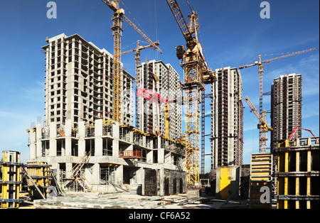 Innen Platz für viele Hochhäuser im Bau und Krane unter blauem Himmel Stockfoto