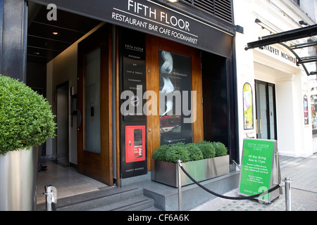 Eingang zum Restaurant von Harvey Nichols in Knightsbridge. Stockfoto