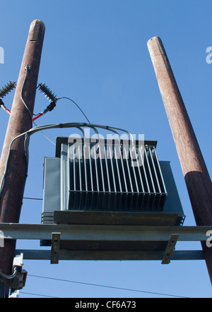 Elektrischen Netzspannung Ausrüstung auf externen stützenden Masten und Leitungen. Stockfoto