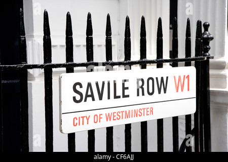 Eine Nahaufnahme von einem Straßenschild Saville Row im West End. Stockfoto