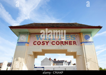 Ein Blick auf weißen Cosy Corner Torbogen am Barry Island Pleasure Beach in Glamorgan. Stockfoto