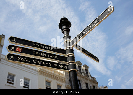 Ein Straßenschild mit Wegbeschreibungen auf New Bond Street in London. Stockfoto
