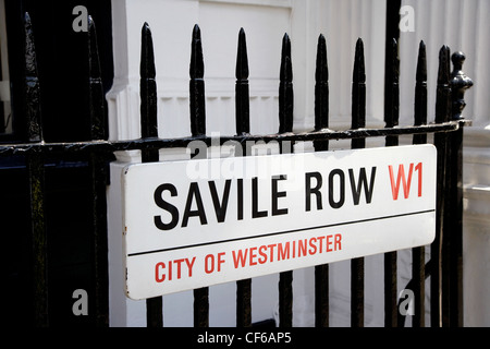 Eine Nahaufnahme von einem Straßenschild Saville Row im West End. Stockfoto