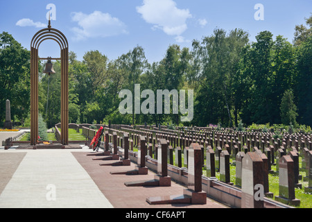 Ewige Flamme, Glockenturm und Obelisken an der Gedenkstätte des Friedhofs Preobrazhenskoye. Stockfoto