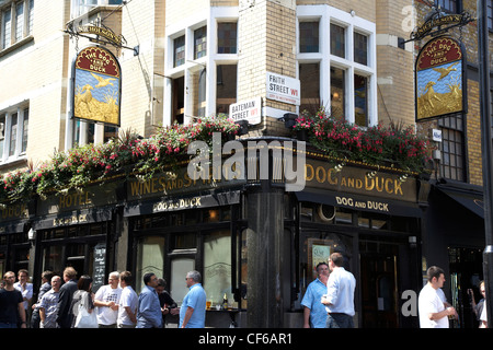 Trinker vor dem Hund und Ente Pub in Soho. Stockfoto