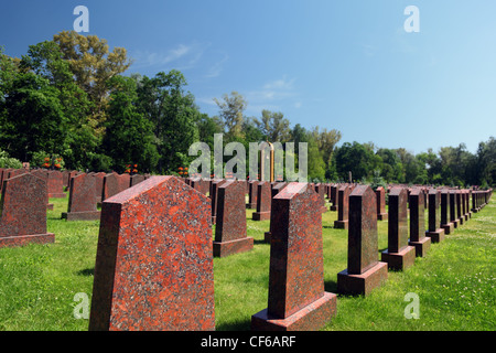 Obelisken und der Bellfry an der Gedenkstätte der Preobrazhenskoye Friedhof, flachen Schärfentiefe Stockfoto