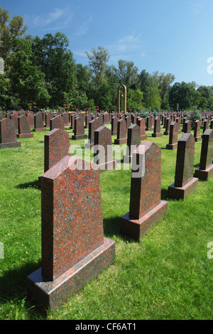 Obelisken und die Glocke an der Gedenkstätte von dem Preobrazhenskoye-Friedhof Stockfoto