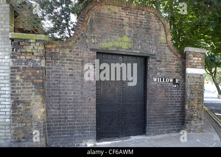 Außenansicht einer großen schwarzen Nieten Tür bei Hampstead in London. Stockfoto