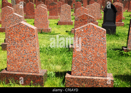 Obelisken aus rotem Granit, eines grau und schwarz an der Gedenkstätte. Stockfoto