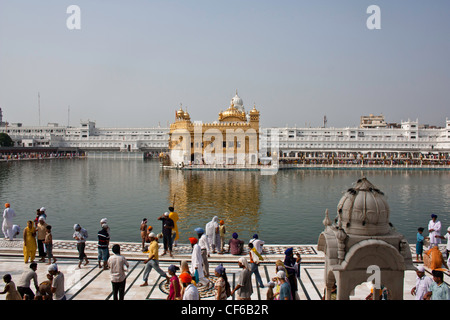 Anhänger, eine Runde von den goldenen Tempel in Amritsar, rund um die Amrit Sarovar zu tun. Empfiehlt sich, einen Spaziergang von den Umfang Stockfoto