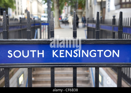 Eine Nahaufnahme des Zeichens South Kensington Tube Station. Stockfoto