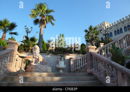 Große Parade Treppe im Palast mit wunderschönen Dekorom und Statuen Stockfoto