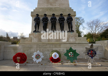 Statuen und Kränze am Kriegerdenkmal in St James Park. Stockfoto