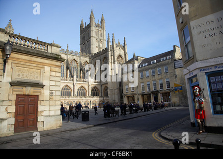 Ansicht der Abteikirche von Bath von York Street in der Innenstadt von Bad. Stockfoto