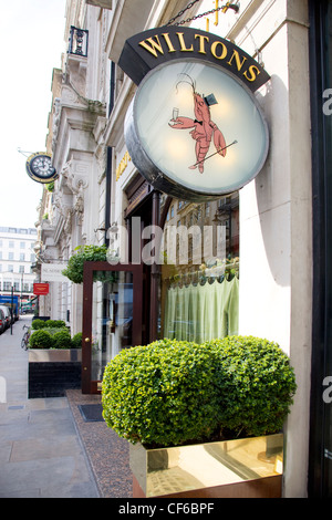 Das äußere und die Beschilderung der Wilton Restaurant und Oyster Bar in der City of Westminster. Stockfoto