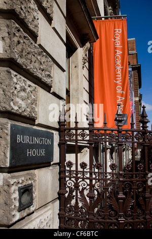 Eine Außenansicht der Flags außerhalb der Royal Academy of Arts in London. Stockfoto