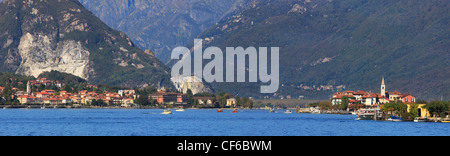 Panoramablick auf den berühmten Lago Maggiore, am kleinen See Stadt von Stresa und Isola dei Pescatori in Norditalien. Stockfoto