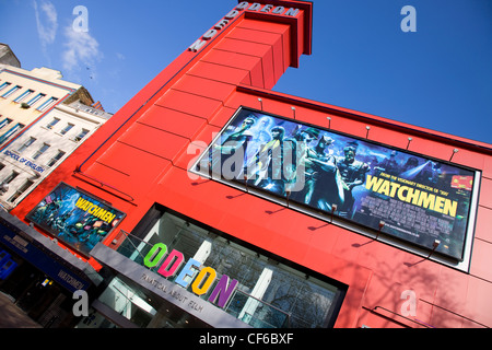 Das Odeon-Kino am Leicester Square in rot für den Start des Films Watchmen gewickelt. Stockfoto