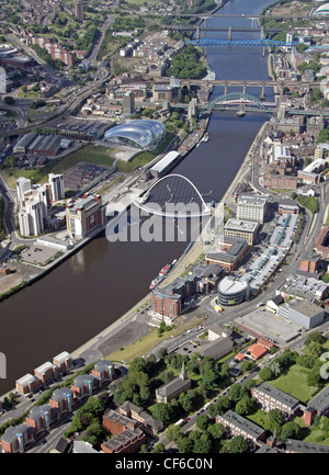 Luftaufnahme des Flusses Tyne mit der Gateshead Millennium Bridge im Vordergrund und der Tyne Bridge im Hintergrund Stockfoto