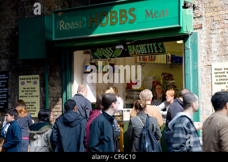 Eine geschäftige Szene mit einem Sandwich-Shop Verkauf von traditionellen Braten im Borough Market. Stockfoto