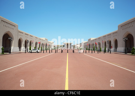 SULTANS PALACE OMAN 14. April türkische Oman Fahnen Hauptallee des Sultans Palace Zeit beim türkischen Führer Oman nutzen besucht Stockfoto