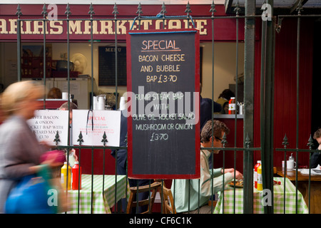 Passanten vor einem Café in Borough Market. Stockfoto